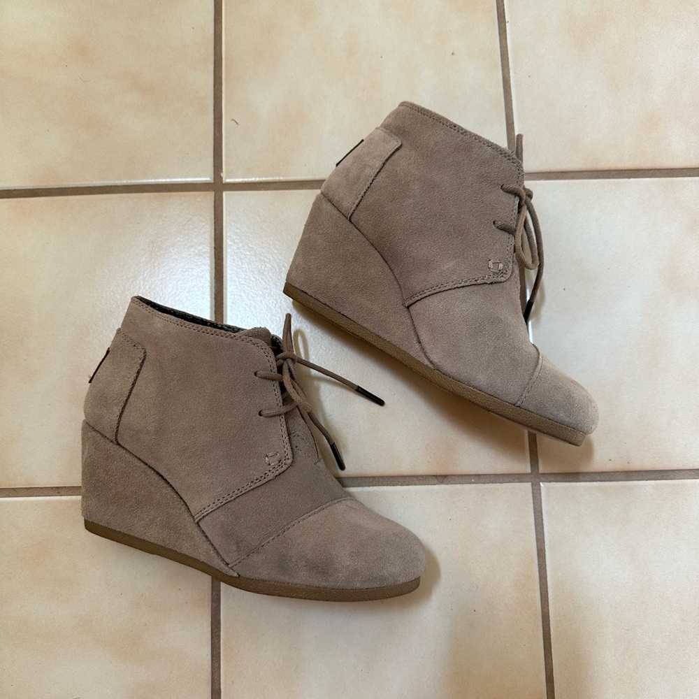Toms - Taupe Laced Wedge Shoe